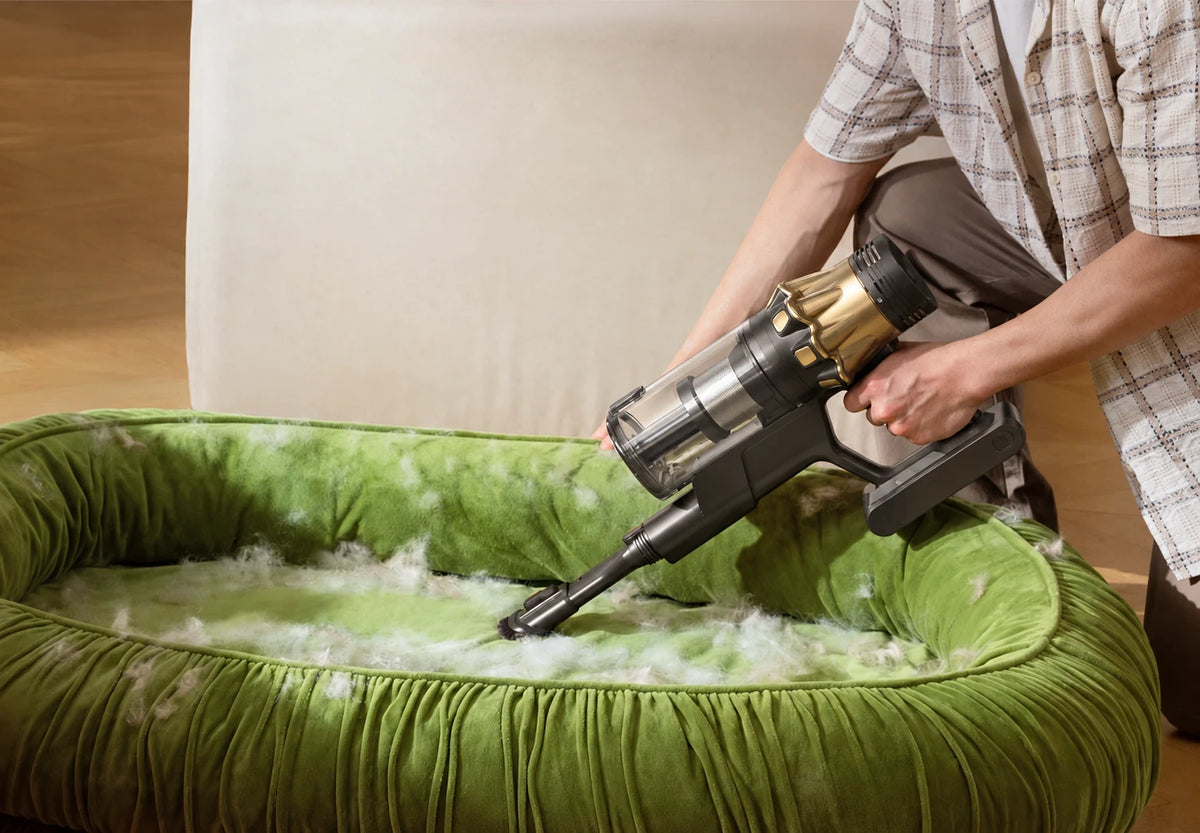Der RONOS HP20 saugt als Handsauger Tierhaare aus einem Hundebett