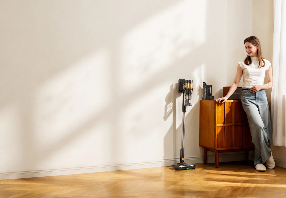 Der RONOS HP20 steht von allein an der Wand neben einer Kommode